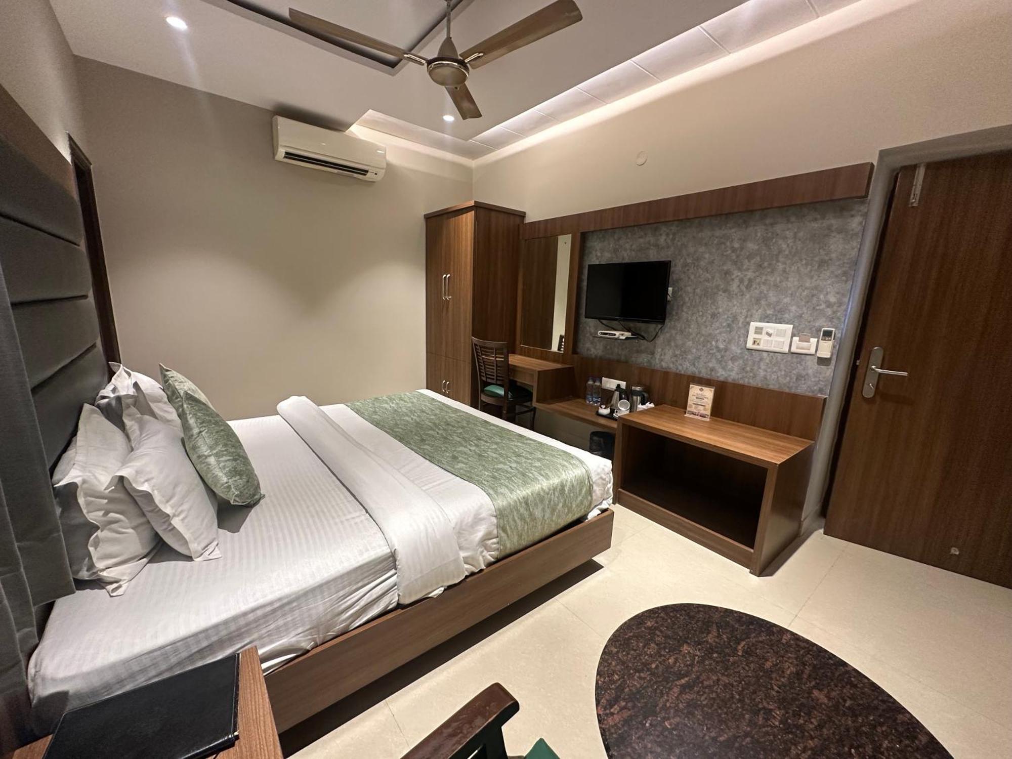 Hotel Amritsar International 2 Min Walk From Amritsar Bus Stand Exteriör bild