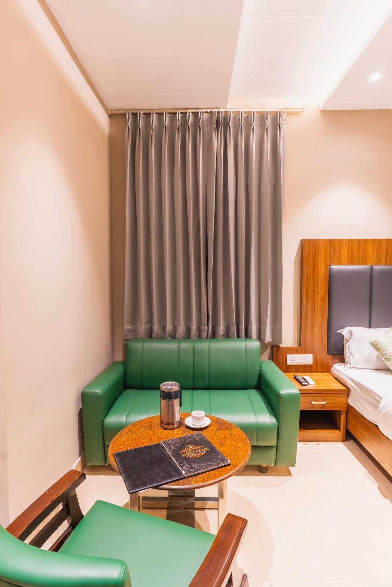 Hotel Amritsar International 2 Min Walk From Amritsar Bus Stand Exteriör bild