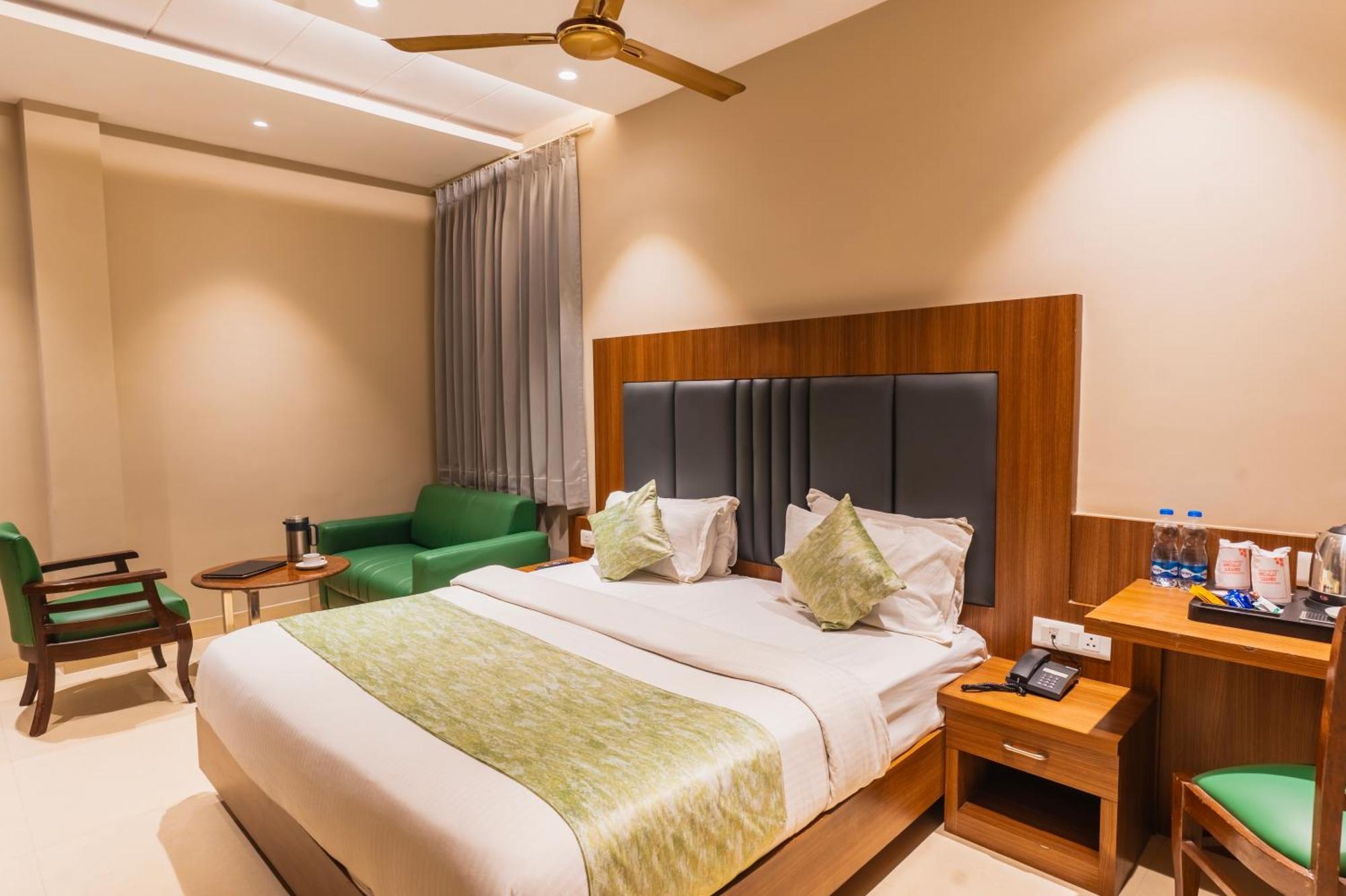 Hotel Amritsar International 2 Min Walk From Amritsar Bus Stand Exteriör bild