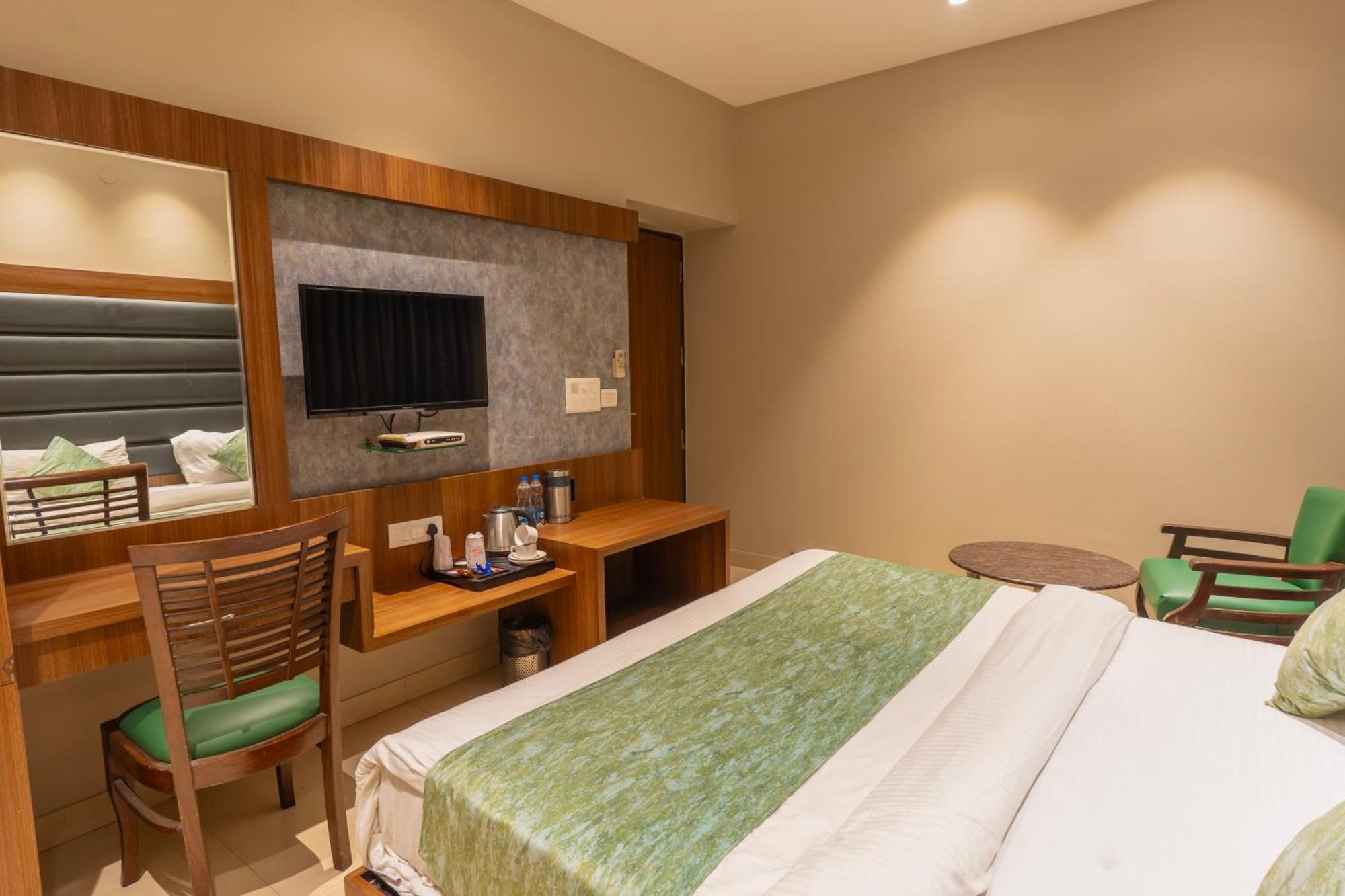 Hotel Amritsar International 2 Min Walk From Amritsar Bus Stand Exteriör bild