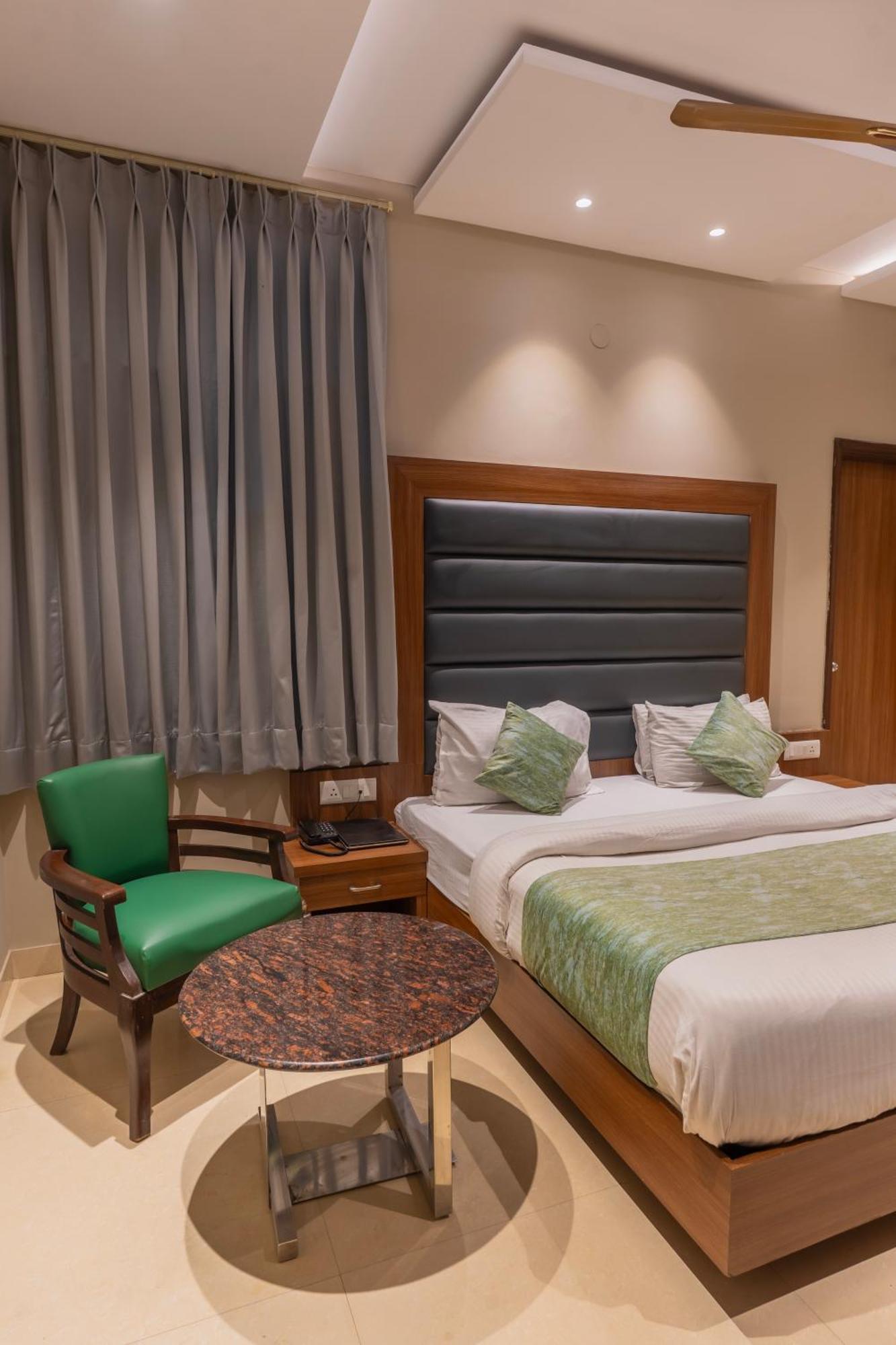 Hotel Amritsar International 2 Min Walk From Amritsar Bus Stand Exteriör bild