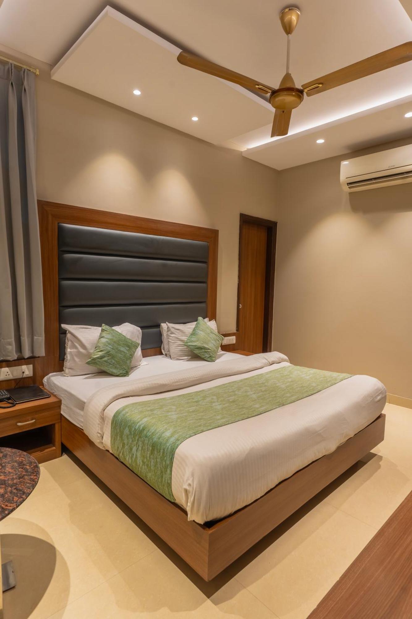 Hotel Amritsar International 2 Min Walk From Amritsar Bus Stand Exteriör bild