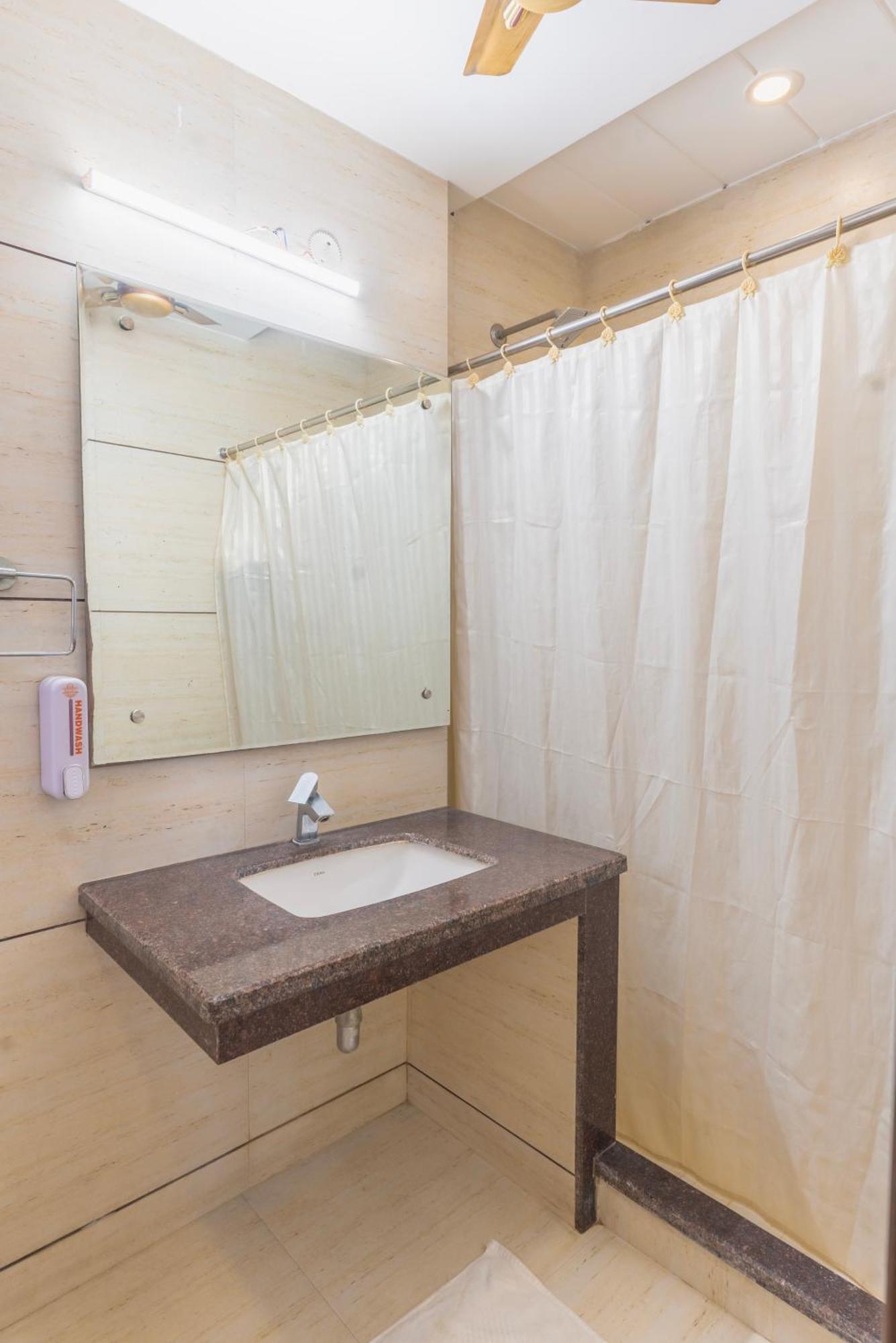 Hotel Amritsar International 2 Min Walk From Amritsar Bus Stand Exteriör bild