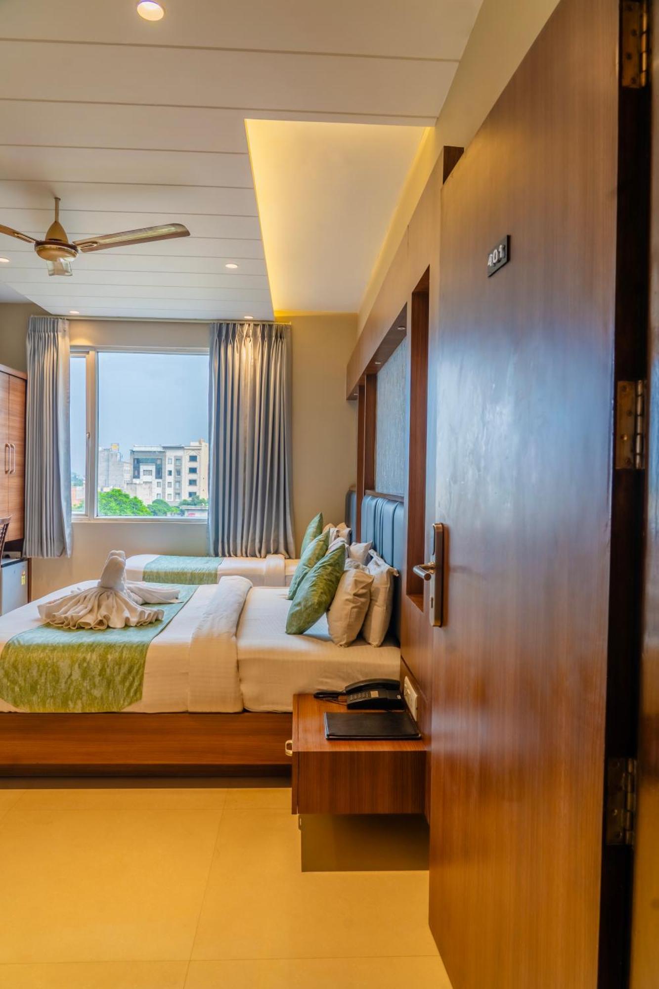 Hotel Amritsar International 2 Min Walk From Amritsar Bus Stand Exteriör bild