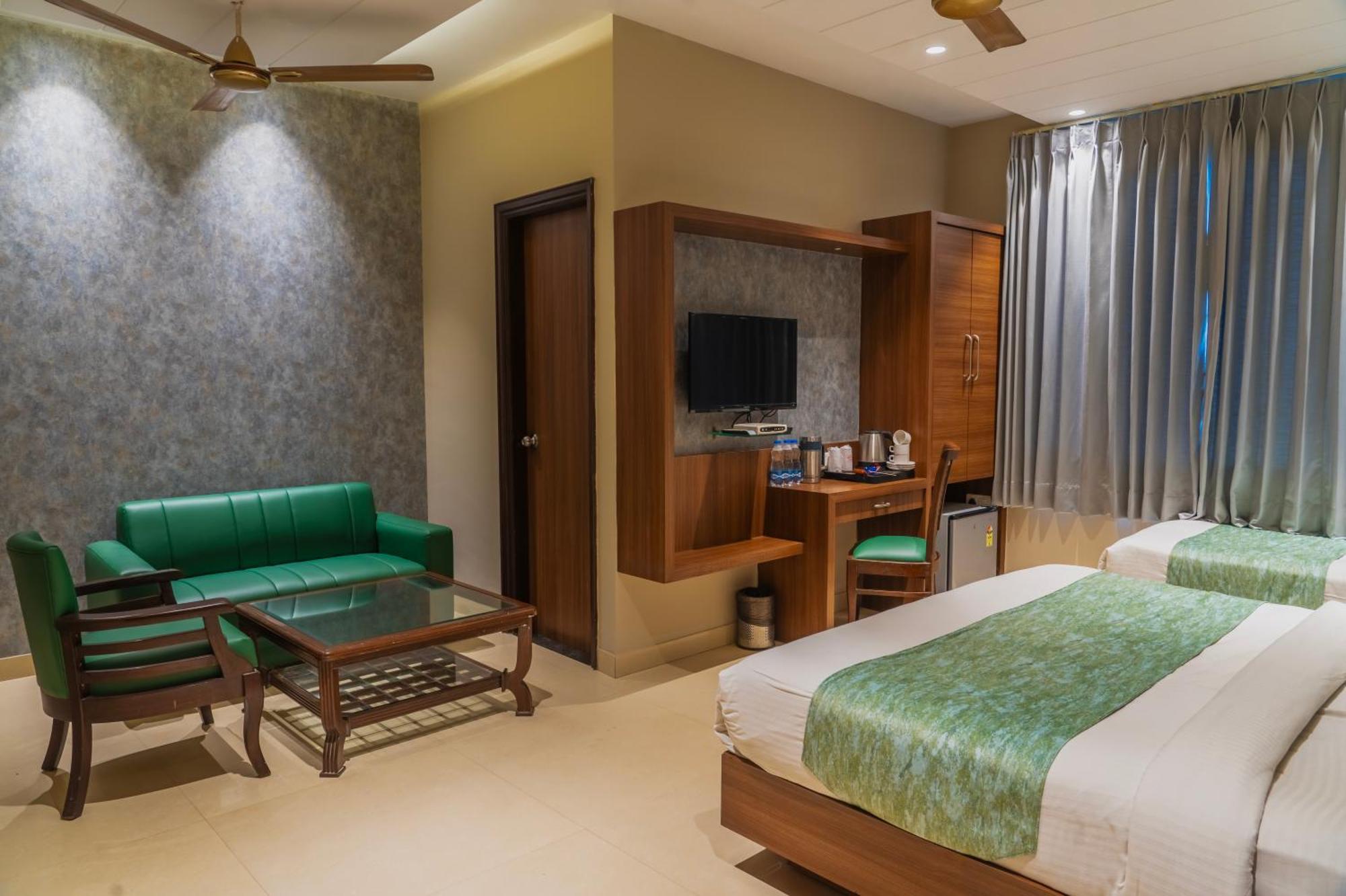 Hotel Amritsar International 2 Min Walk From Amritsar Bus Stand Exteriör bild
